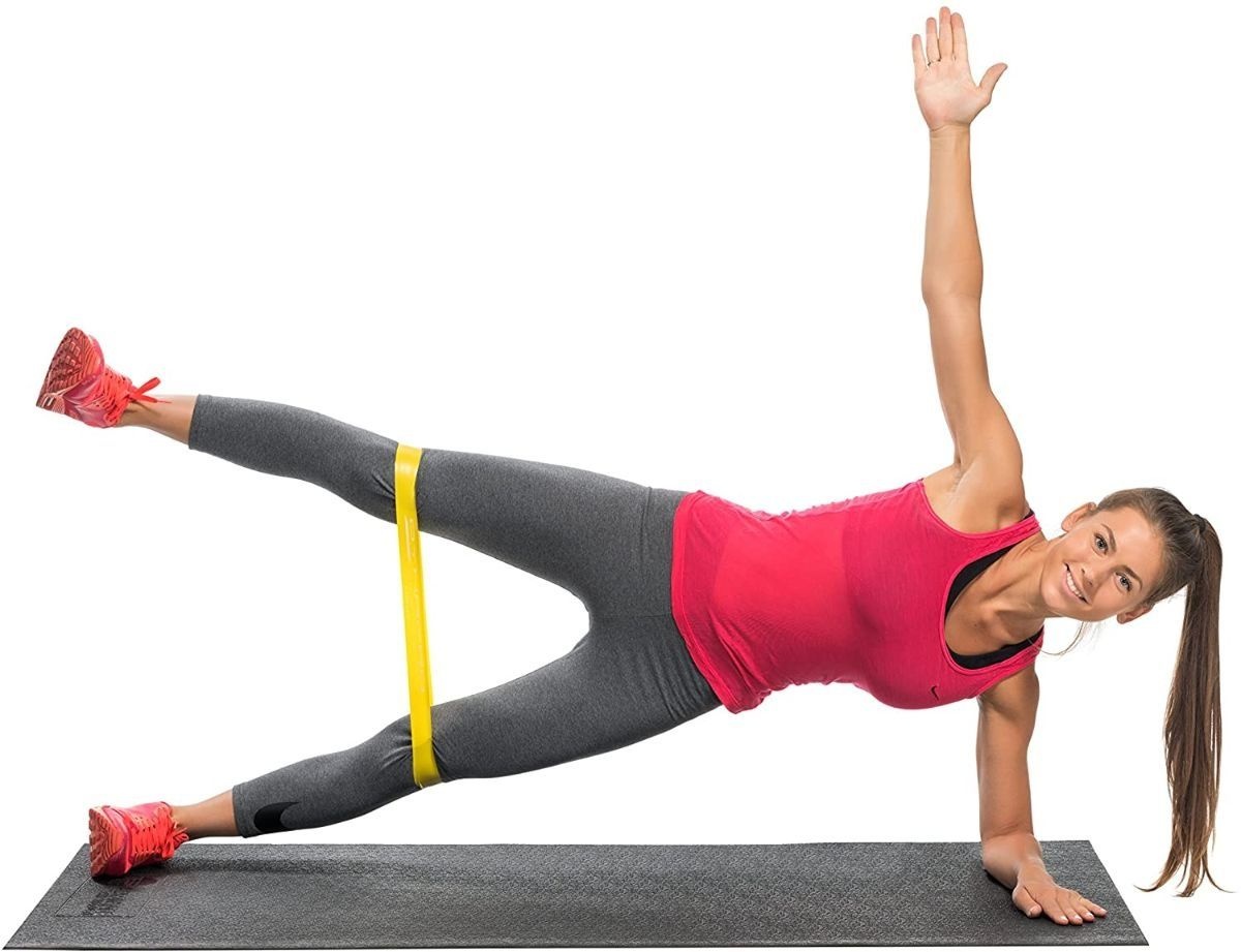 Упражнения с фитнес резинкой. Упражнения с резинкой для ягодиц. Занятия с резинкой для фитнеса. Занятия с эспандером для ягодиц. Упражнения с фитнес резинкой.